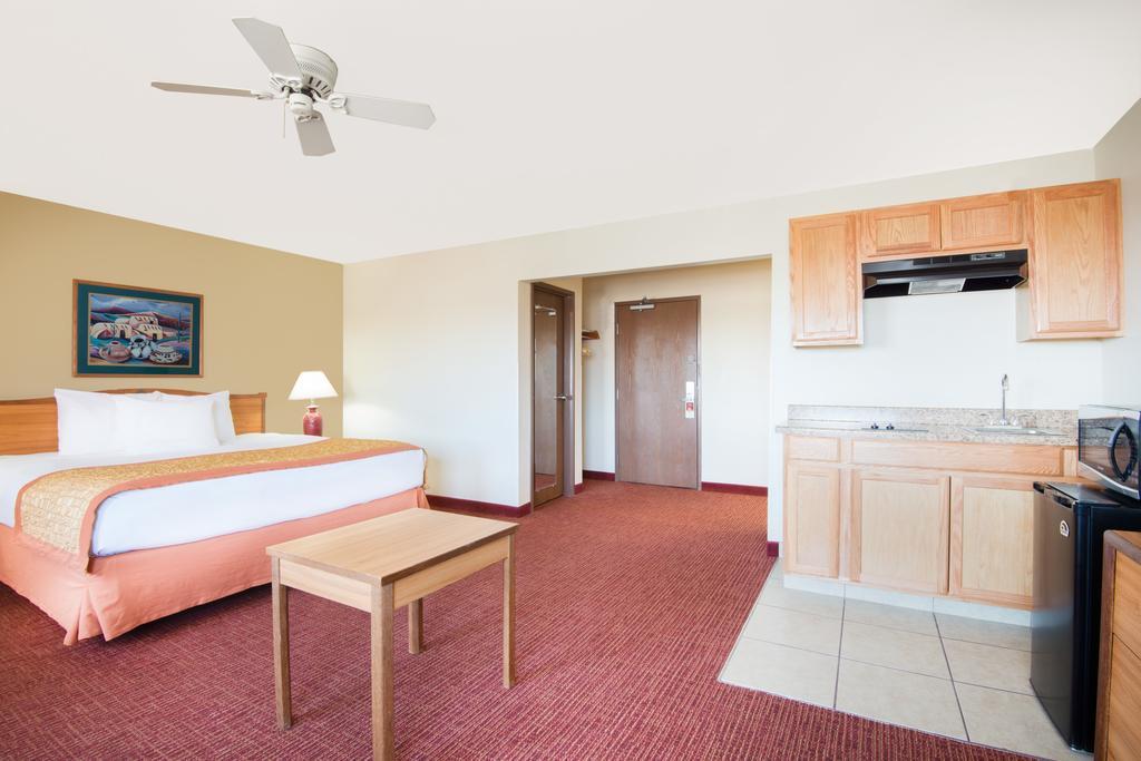 Hawthorn Suites By Wyndham Albuquerque Room photo